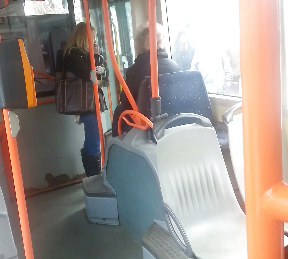 Espía viejo + joven en autobús, tranvía y estación rumana
 #35247878