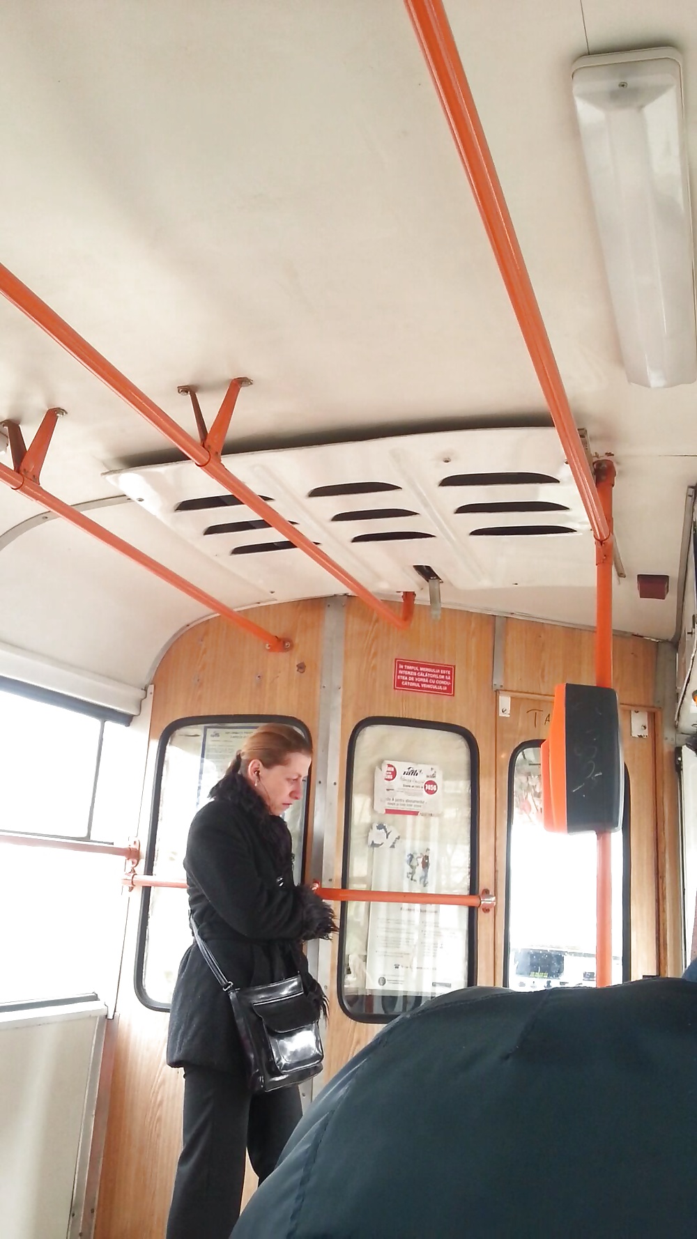 Espía viejo + joven en autobús, tranvía y estación rumana
 #35247883