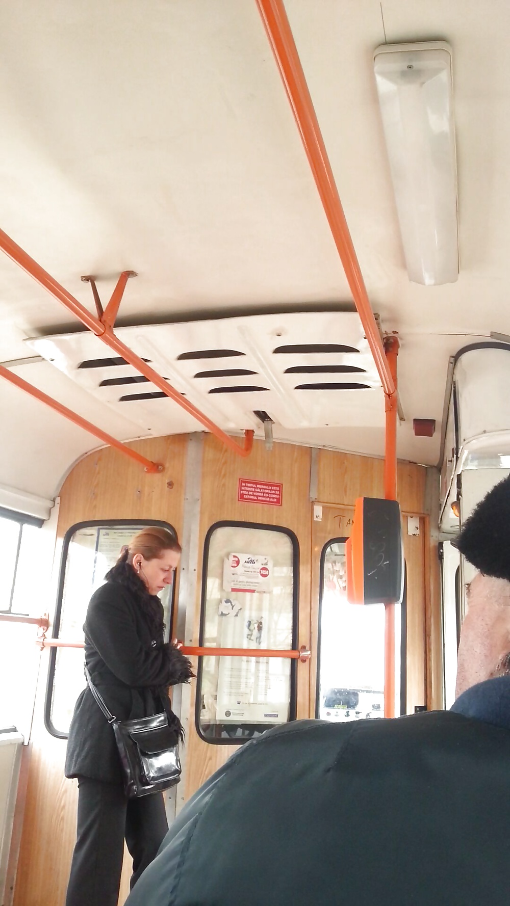 Espía viejo + joven en autobús, tranvía y estación rumana
 #35247889