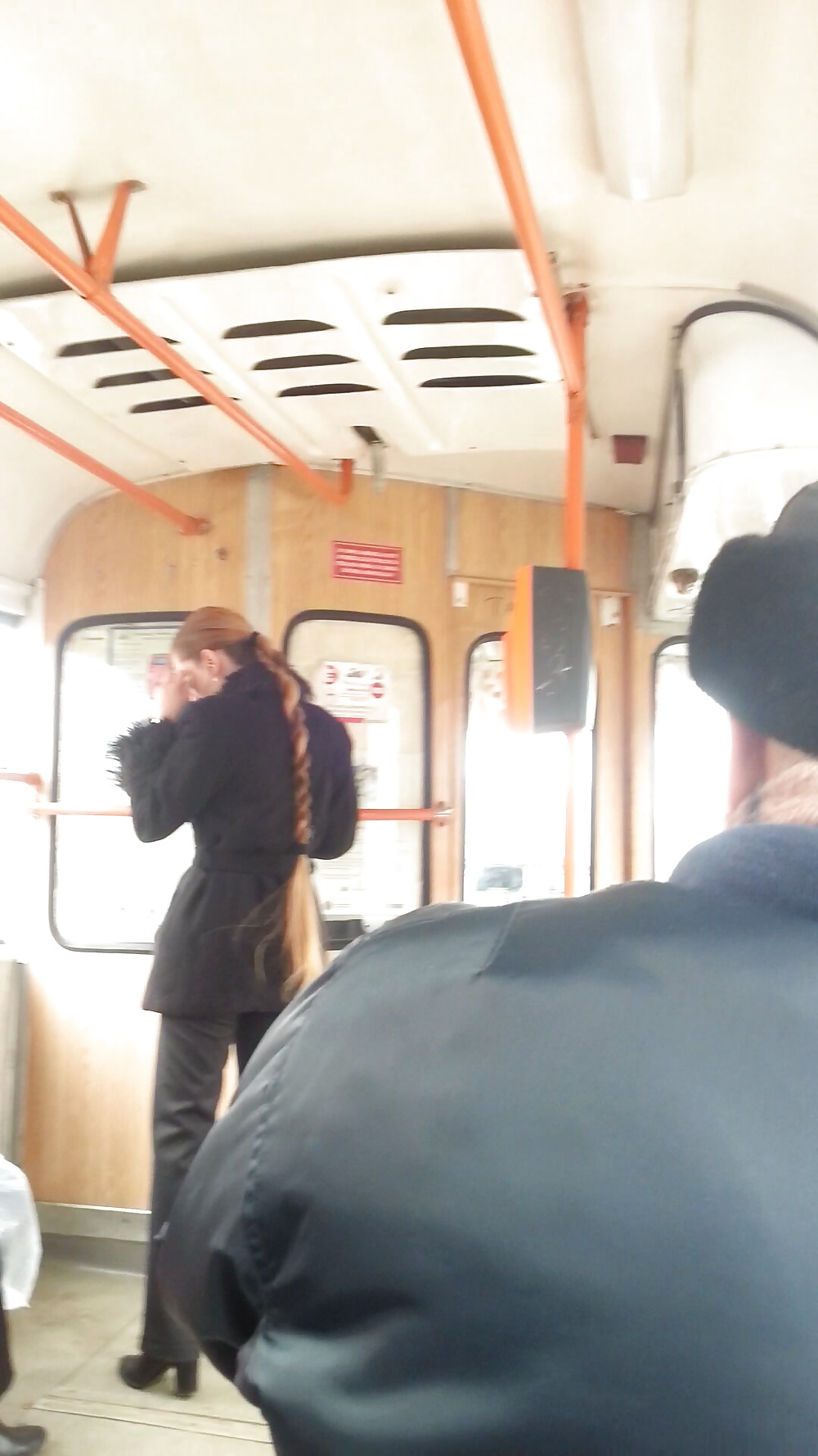 Espía viejo + joven en autobús, tranvía y estación rumana
 #35247893