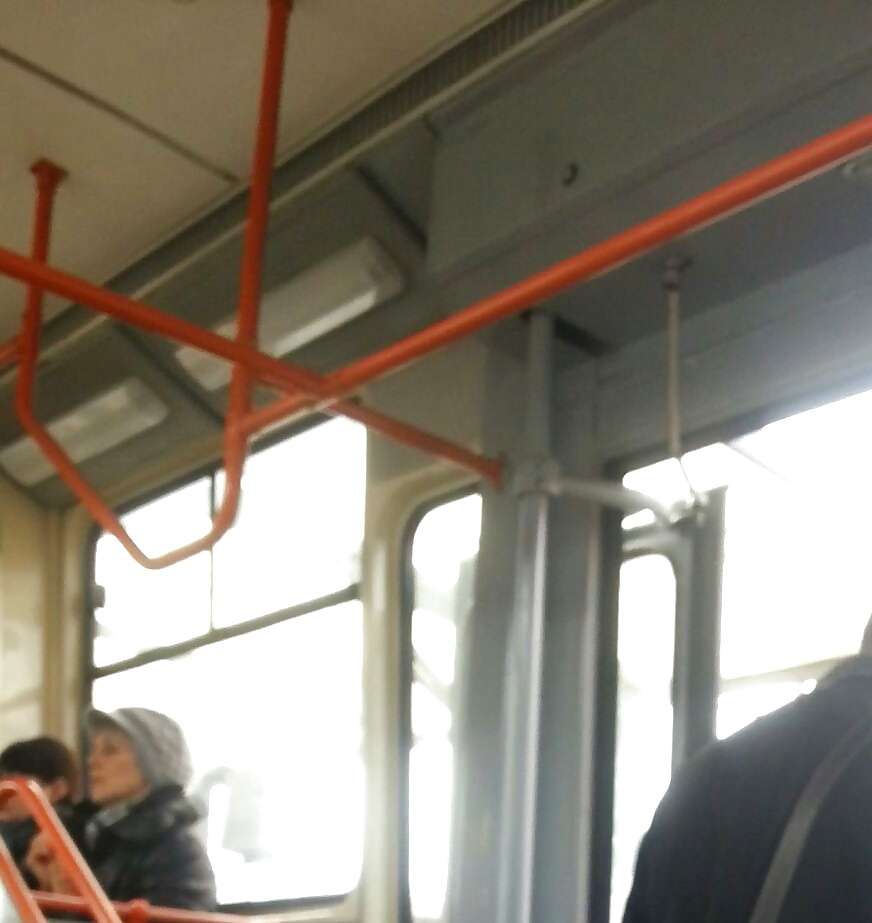 Espía viejo + joven en autobús, tranvía y estación rumana
 #35247910