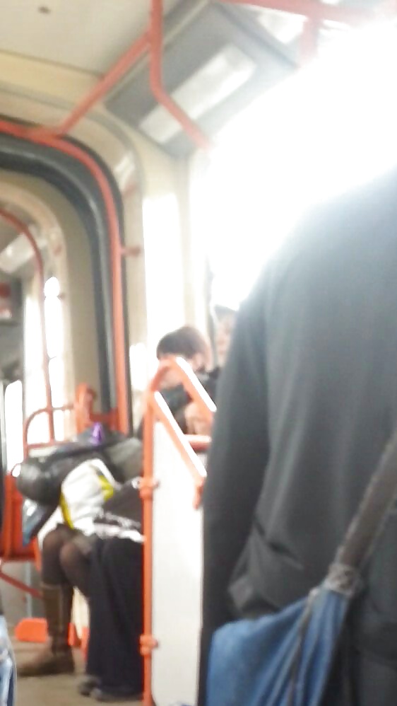 Espía viejo + joven en autobús, tranvía y estación rumana
 #35247912