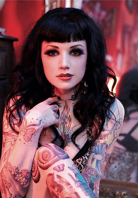 Ragazze alternative. tatuaggi e gothic, alcune lesbiche.
 #27524661