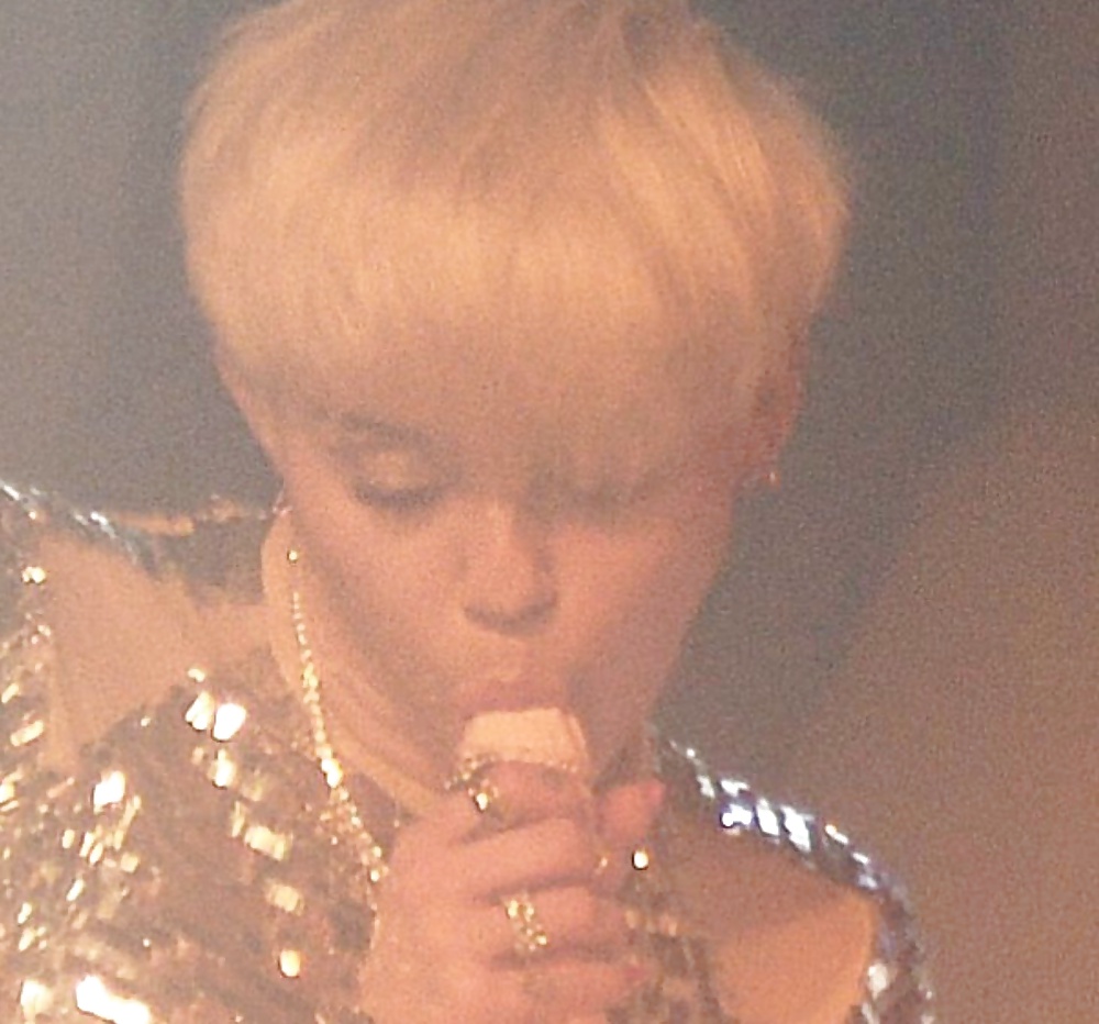 Miley Cyrus - Blowjob Slut live on Stage #27364791