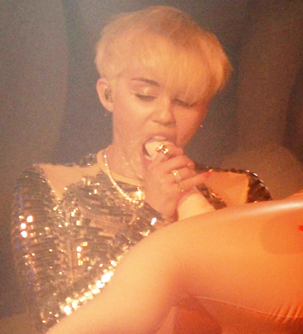 Miley cyrus - pompino slut dal vivo sul palco
 #27364823