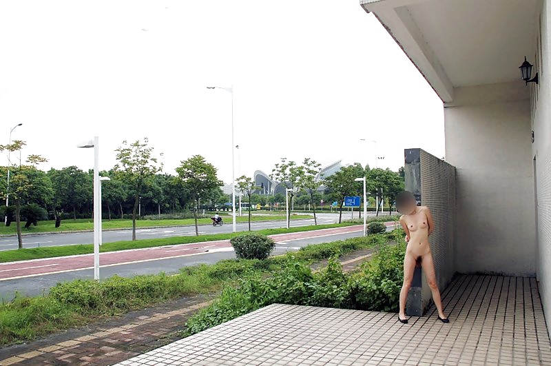 Ragazza cinese nuda in pubblico
 #34000688