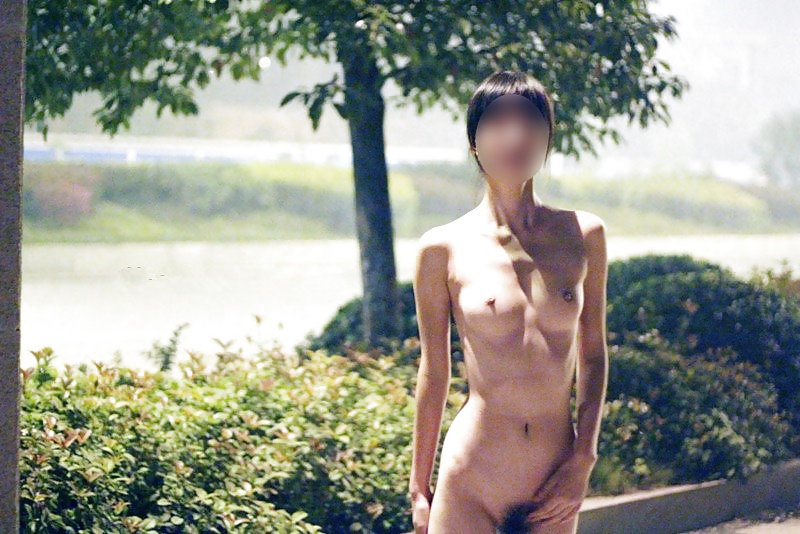 Ragazza cinese nuda in pubblico
 #34000692