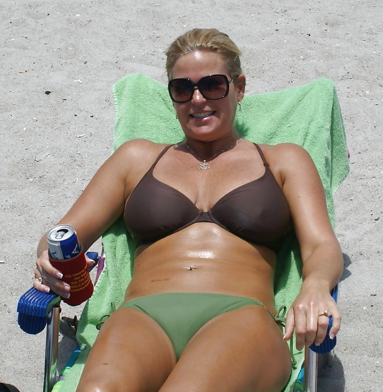 Nenas de playa
 #40566657