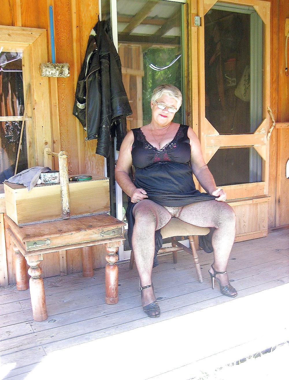 JOSEE:  EN COLLANT RESILLE #32044318