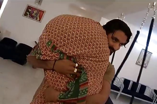 OTS MILF Indien Carry Back View !! #32325865