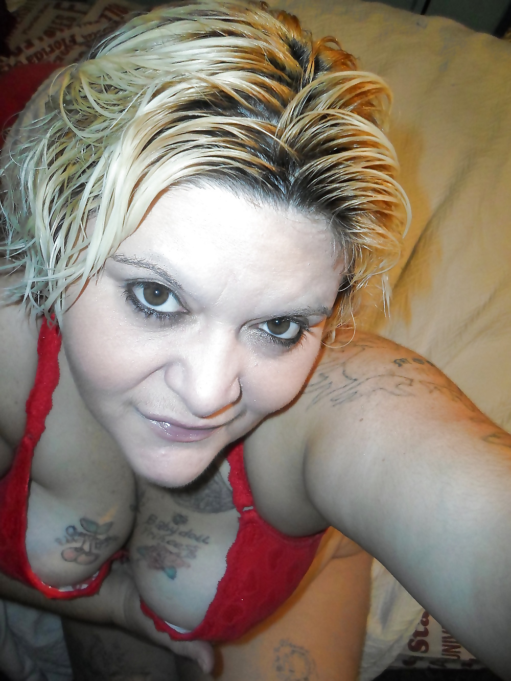 Nuttig Frau In Rot Up Close #23942935
