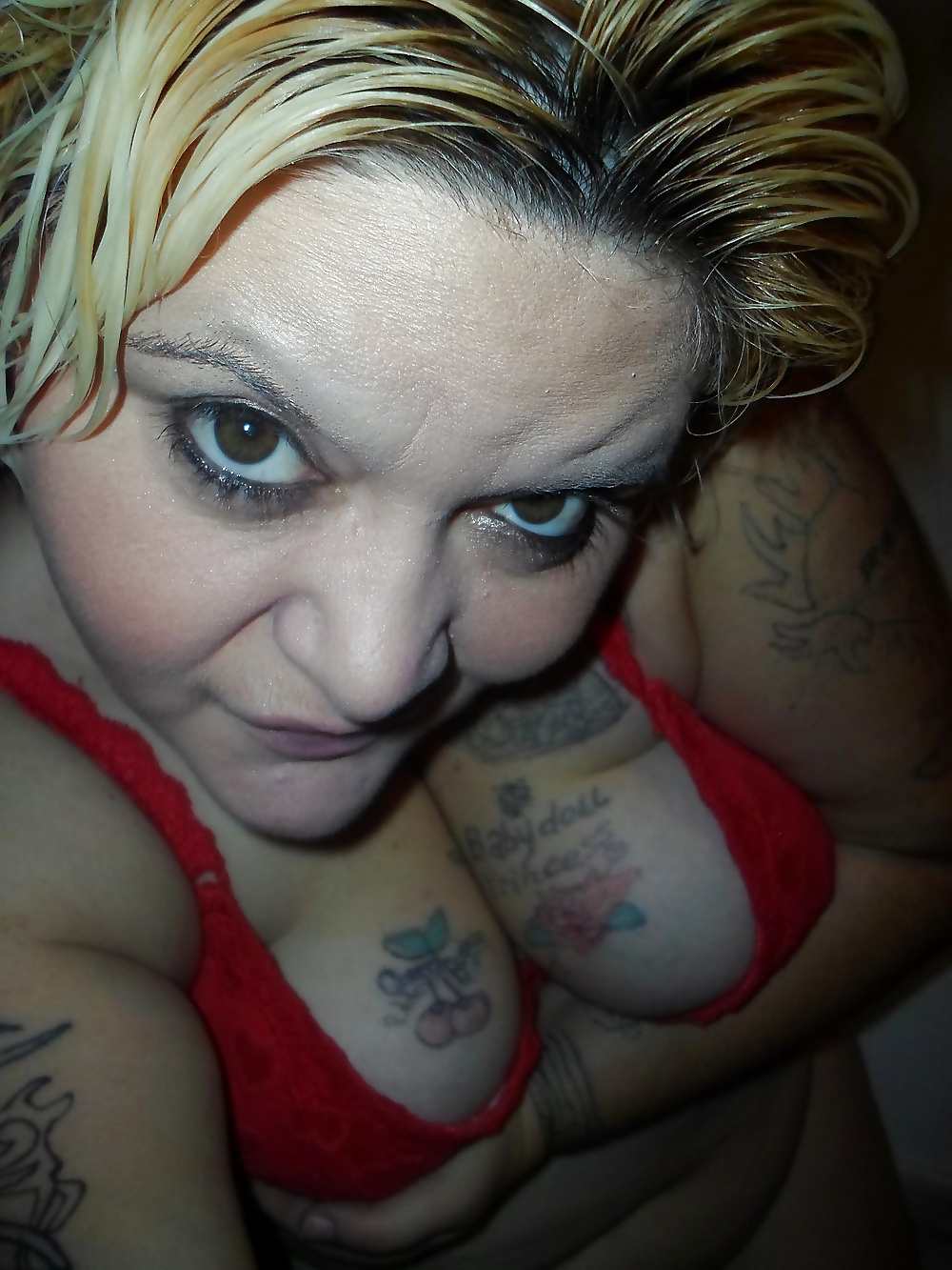 Nuttig Frau In Rot Up Close #23942992