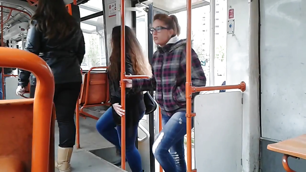 Spy viejo + joven en tren, autobús y tranvía rumano
 #34336295