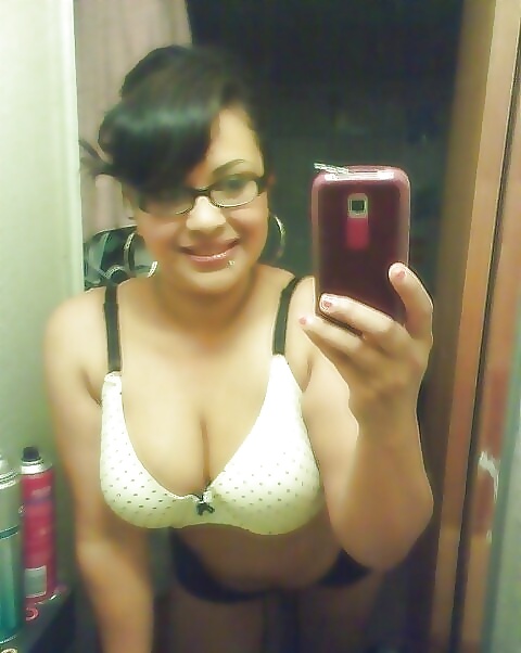 Ein Nerdy Latina Einige Titty Trägt Eine Brille Zeigt #39071809