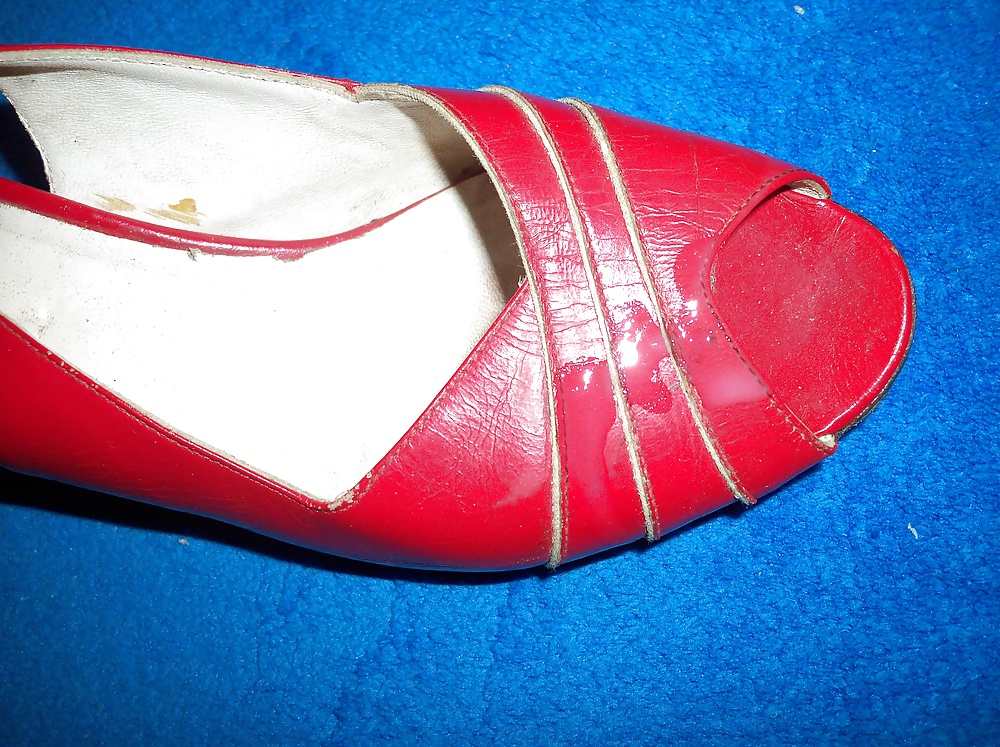 Zapato rojo con el talón y la punta abiertos 
 #28940593