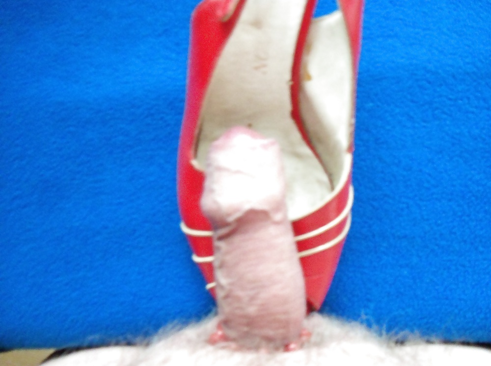 Zapato rojo con el talón y la punta abiertos 
 #28940672