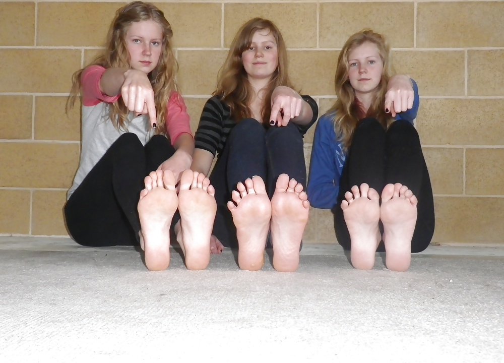 Tres hermanas rubias pies adolescentes
 #25835874