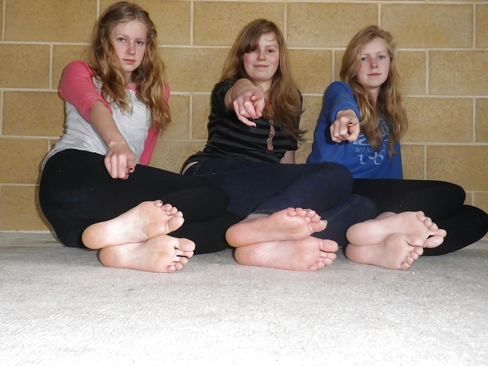 Tres hermanas rubias pies adolescentes
 #25835905
