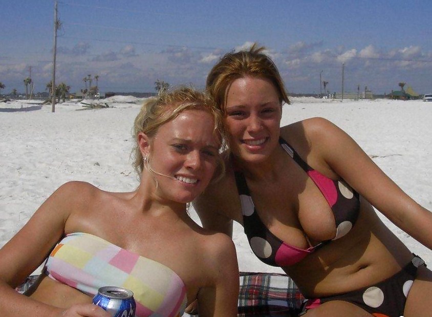 Sexy ragazze in bikini, e anche qualche topless
 #36312703