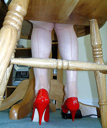 Signora matura con le gambe che cuce nei negozi
 #40782587