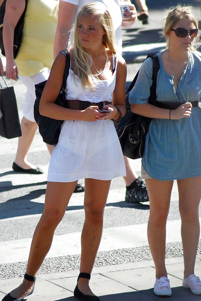 白いパンティーを履いた素人女性たち.2
 #28625903