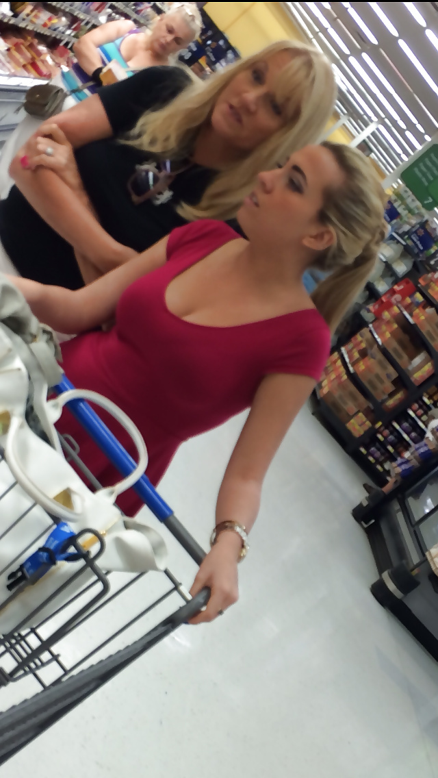 Candid Cleavage #30737412