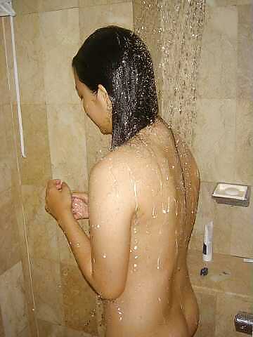 Tomando una ducha
 #24157674