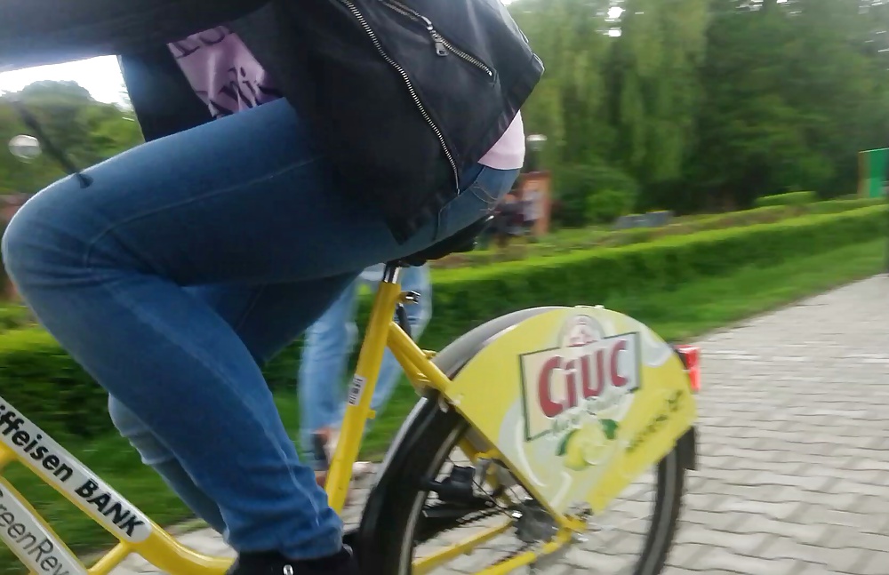 Spion Sexy Frauen Im Fahrrad Rumänisch #31416626