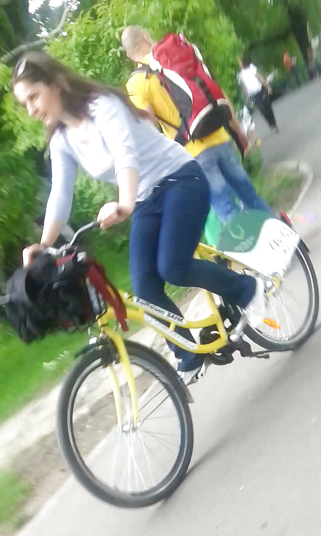 Spion Sexy Frauen Im Fahrrad Rumänisch #31416628