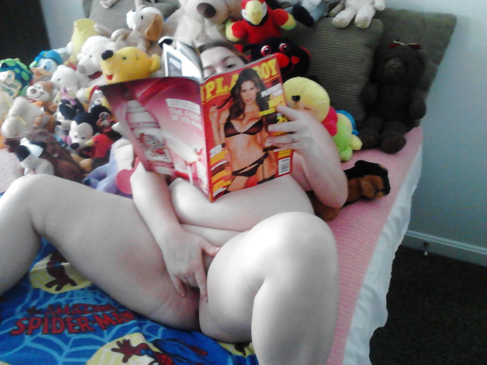 Jugando con mi coño a las chicas sexy caliente en el libro de playboy
 #31981251