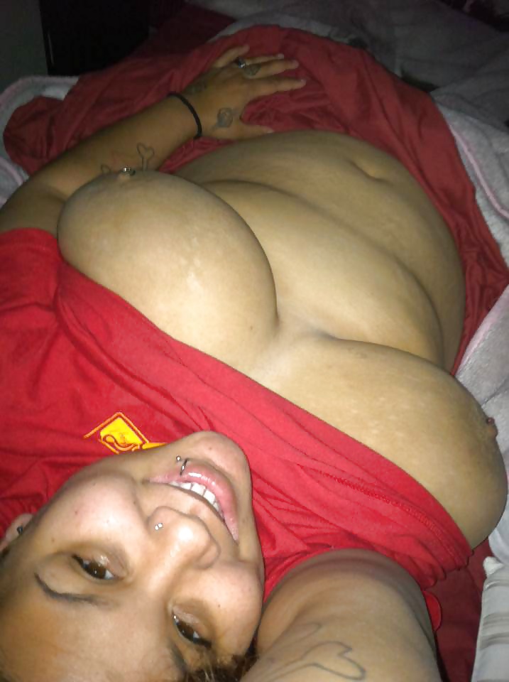 Big Boob California Mädchen Mit Brustwarzen-Piercings #27351543