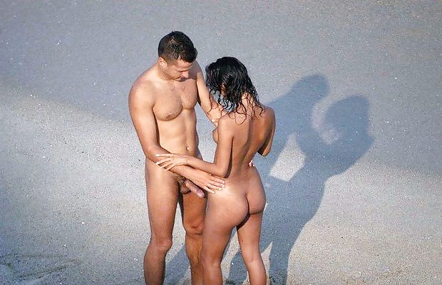 Couple De Nudistes #33561446