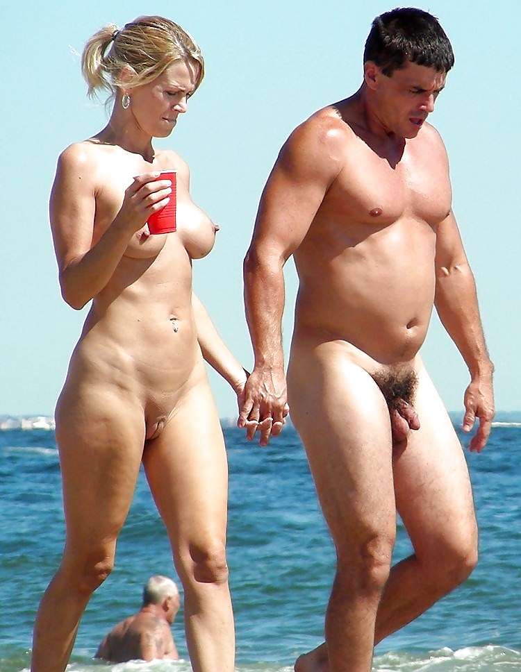 Couple De Nudistes #33561521