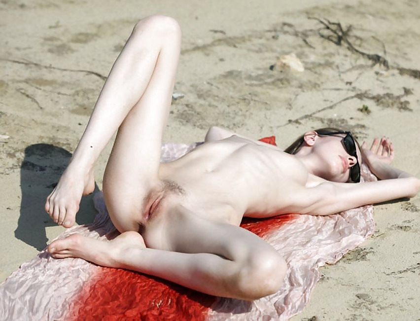 Spiaggia ragazza nuda -2
 #29195215