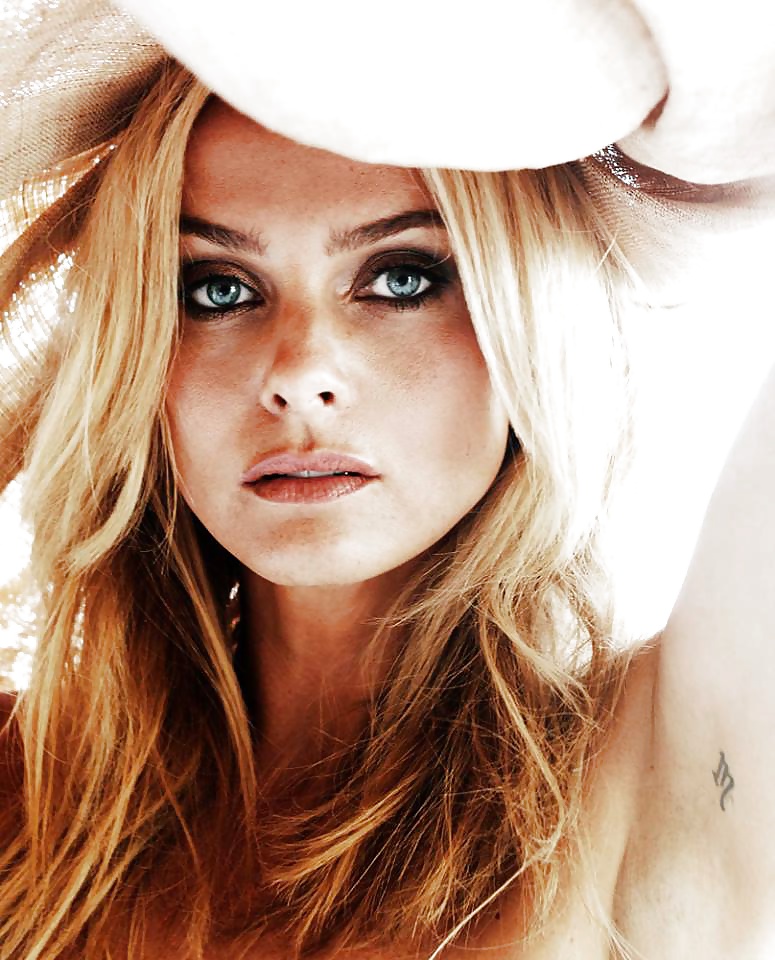 Izabella scorupco
 #29149311