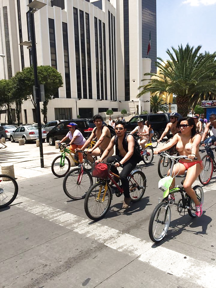 Paseo mundial en bicicleta desnuda mexico 2014
 #33871802