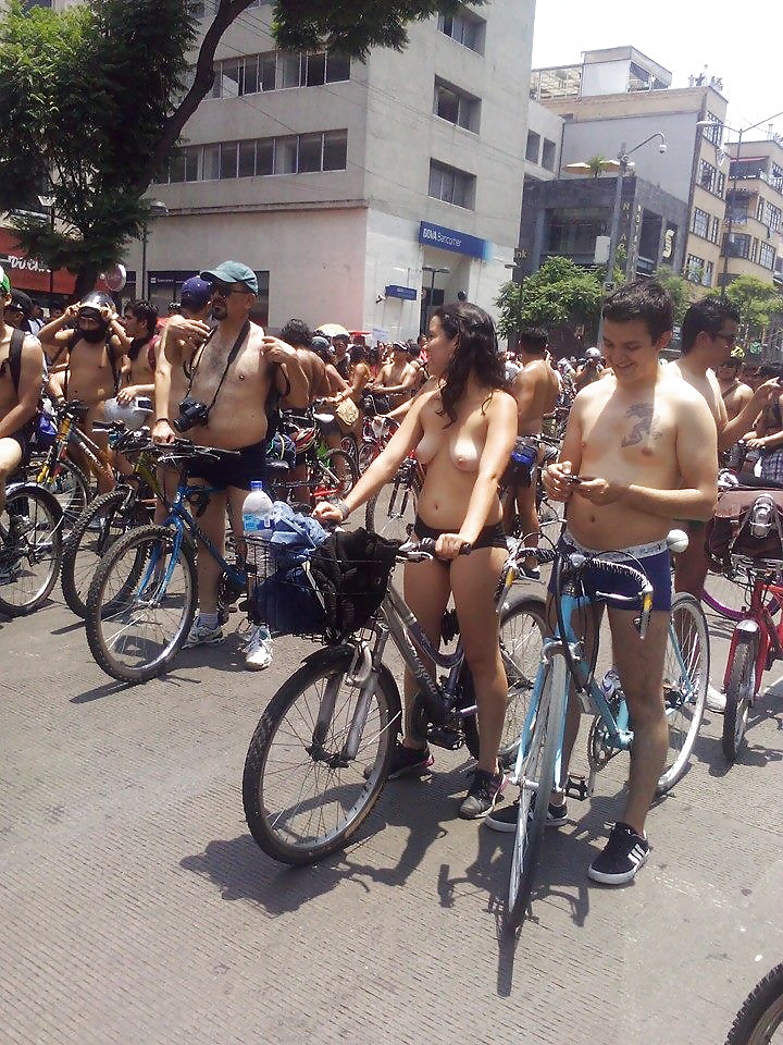Giro del mondo in bicicletta nudo Messico 2014
 #33871806
