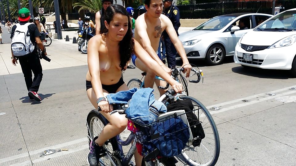 Giro del mondo in bicicletta nudo Messico 2014
 #33871848