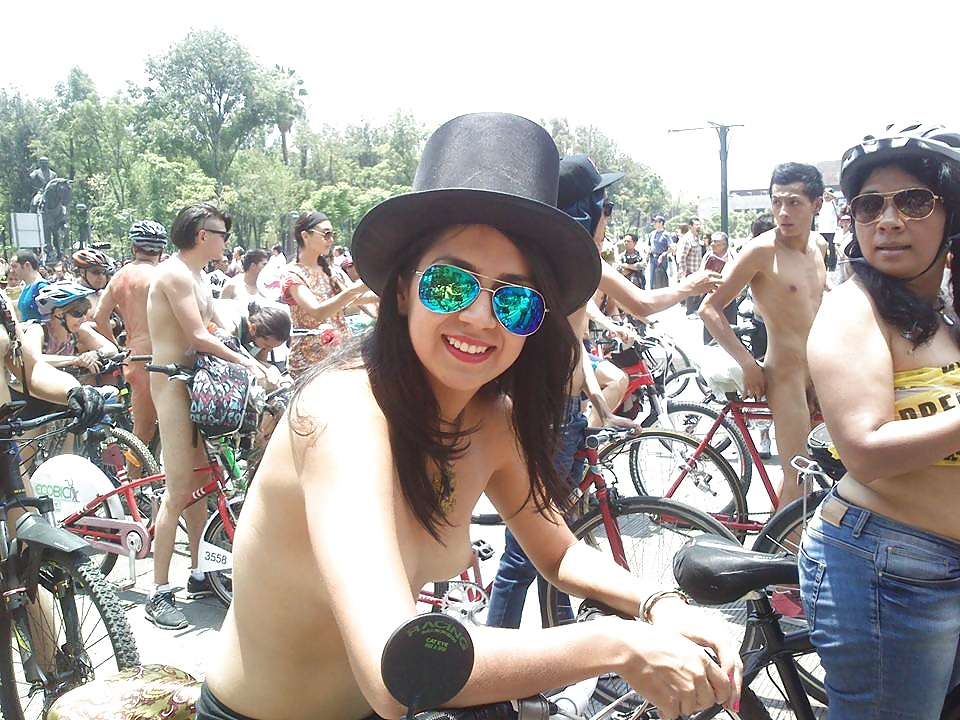 裸で自転車に乗る世界のメキシコ2014
 #33871855