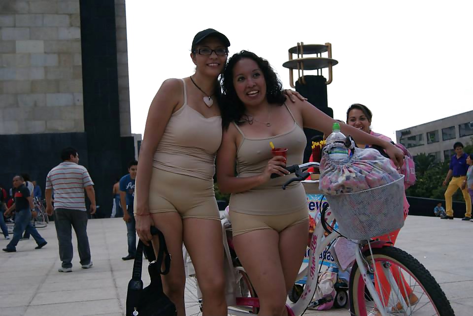 裸で自転車に乗る世界のメキシコ2014
 #33871902