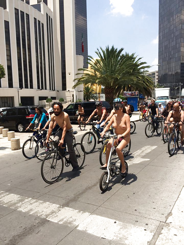 Giro del mondo in bicicletta nudo Messico 2014
 #33871906
