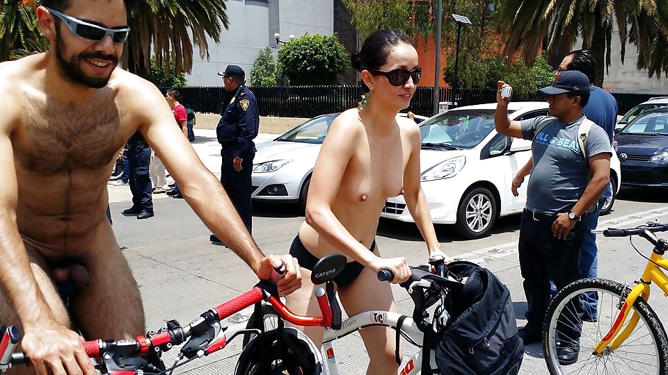 Giro del mondo in bicicletta nudo Messico 2014
 #33871912