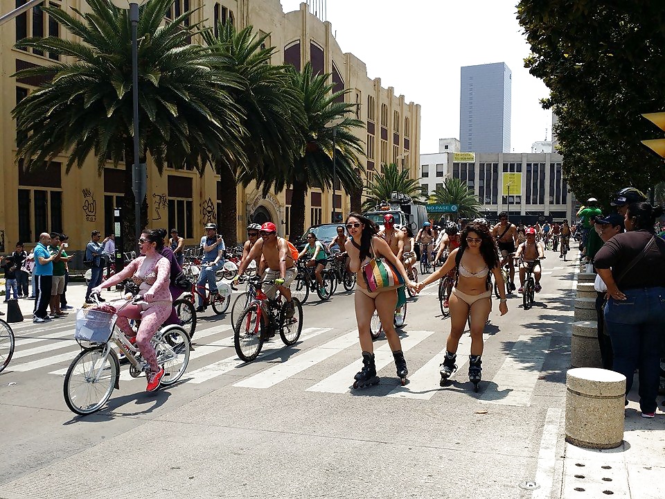 裸で自転車に乗る世界のメキシコ2014
 #33871921