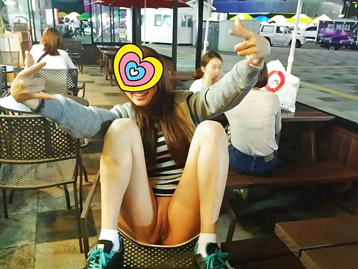 Koreanisches Mädchen In Der Öffentlichkeit Zu Blinken #26372920