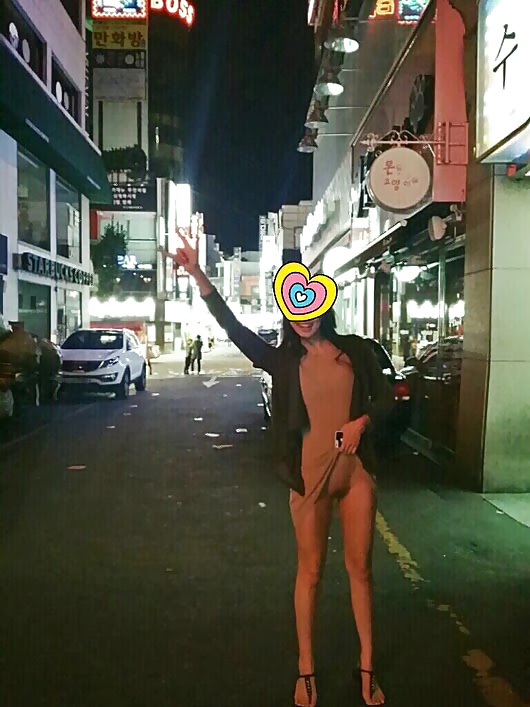 Chica coreana flashing en público
 #26372925