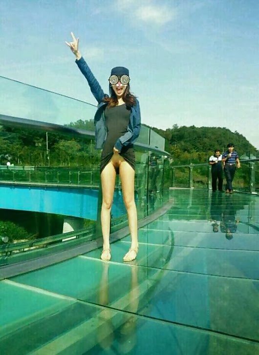 Chica coreana flashing en público
 #26372938