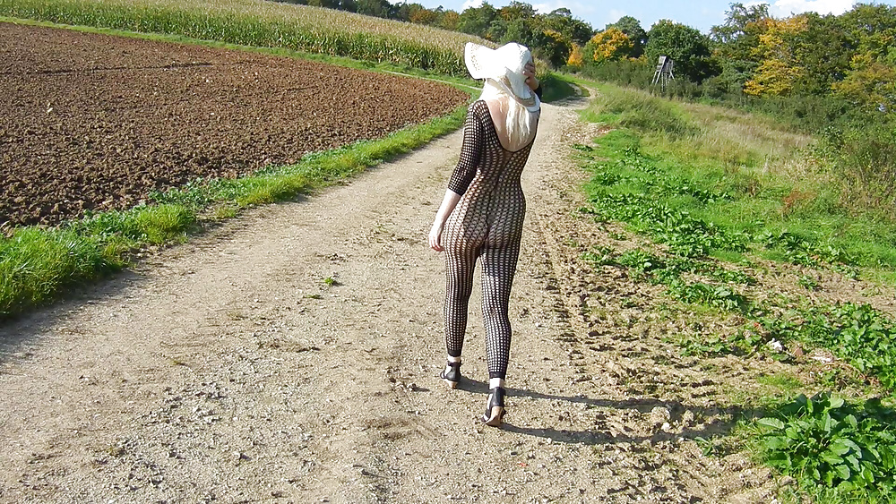 Herbstspaziergang im Catsuit #32289407