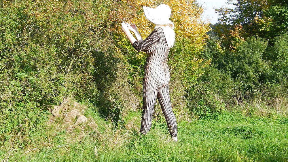 Herbstspaziergang im Catsuit #32289472