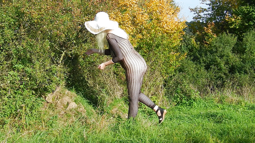 Herbstspaziergang im catsuit
 #32289478