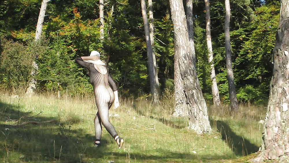 Herbstspaziergang Im Catsuit #32289581